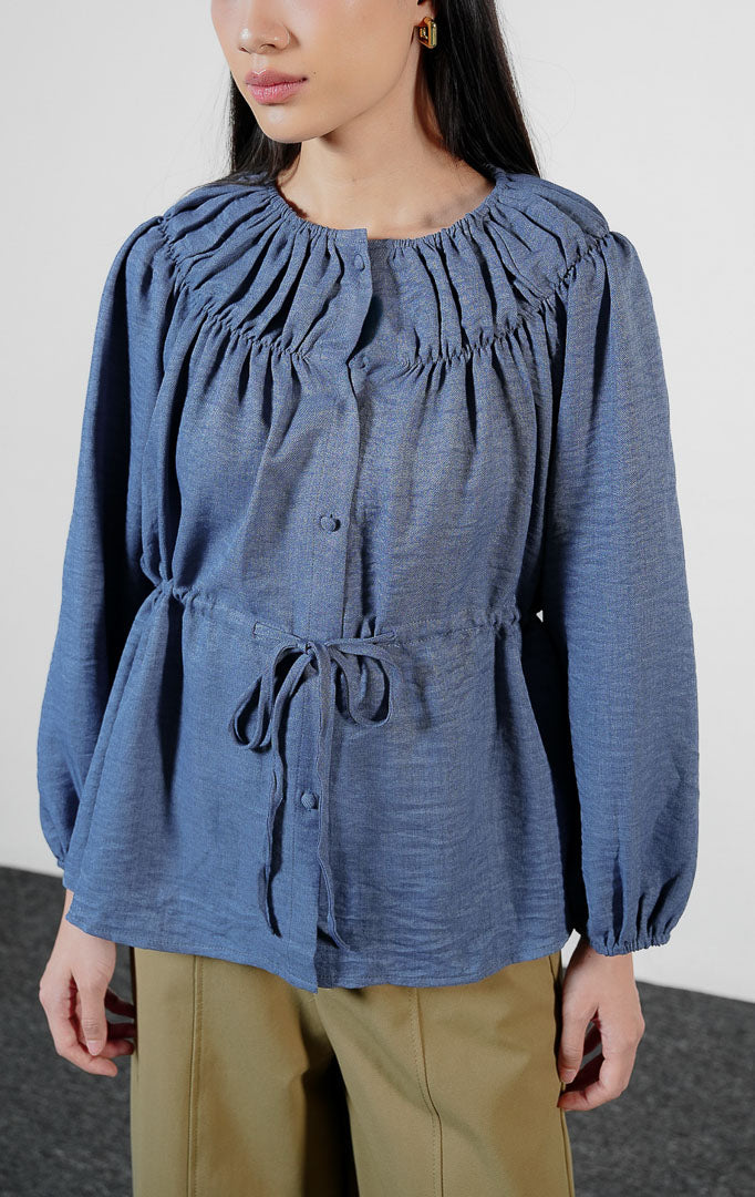 Pakaian wanita model blouse lengan panjang berkerut dengan detail tali serut pinggang dan kerah bahu terbuka (off-the-shoulder yoke blouse) warna navy Avelyn Top untuk gaya kasual chic.