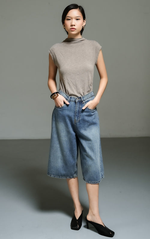 Bawahan wanita model celana pendek denim panjang selutut warna denim dengan detail efek kerut whiskering (denim classic whiskering shorts) Azara Pants untuk gaya kasual harian yang modis.