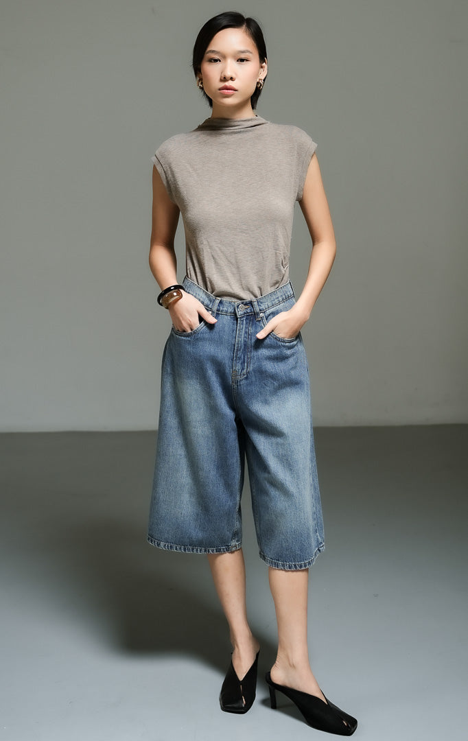 Bawahan wanita model celana pendek denim panjang selutut warna denim dengan detail efek kerut whiskering (denim classic whiskering shorts) Azara Pants untuk gaya kasual harian yang modis.