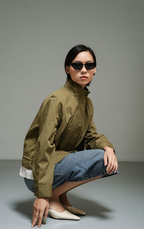 Outerwear wanita model jaket lapangan bergaya utilitas bahan katun twill warna hijau olive (olive utility field jacket) Brigitte Jacket dengan siluet terstruktur yang tegas dan modern. 