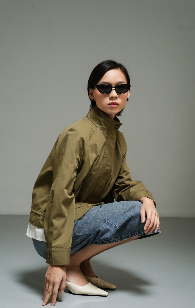Outerwear wanita model jaket lapangan bergaya utilitas bahan katun twill warna hijau olive (olive utility field jacket) Brigitte Jacket dengan siluet terstruktur yang tegas dan modern. 