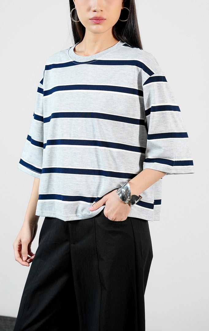 Pakaian wanita model atasan kaos katun lengan pendek motif garis-garis dengan kerah bulat (striped crew-neck cotton top) warna abu-abu terang Caden Top untuk gaya kasual sehari-hari yang klasik.