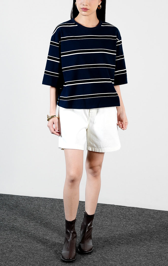 Pakaian wanita model atasan kaos katun lengan pendek motif garis-garis dengan kerah bulat (striped crew-neck cotton top) warna navy Caden Top untuk gaya kasual sehari-hari yang klasik.