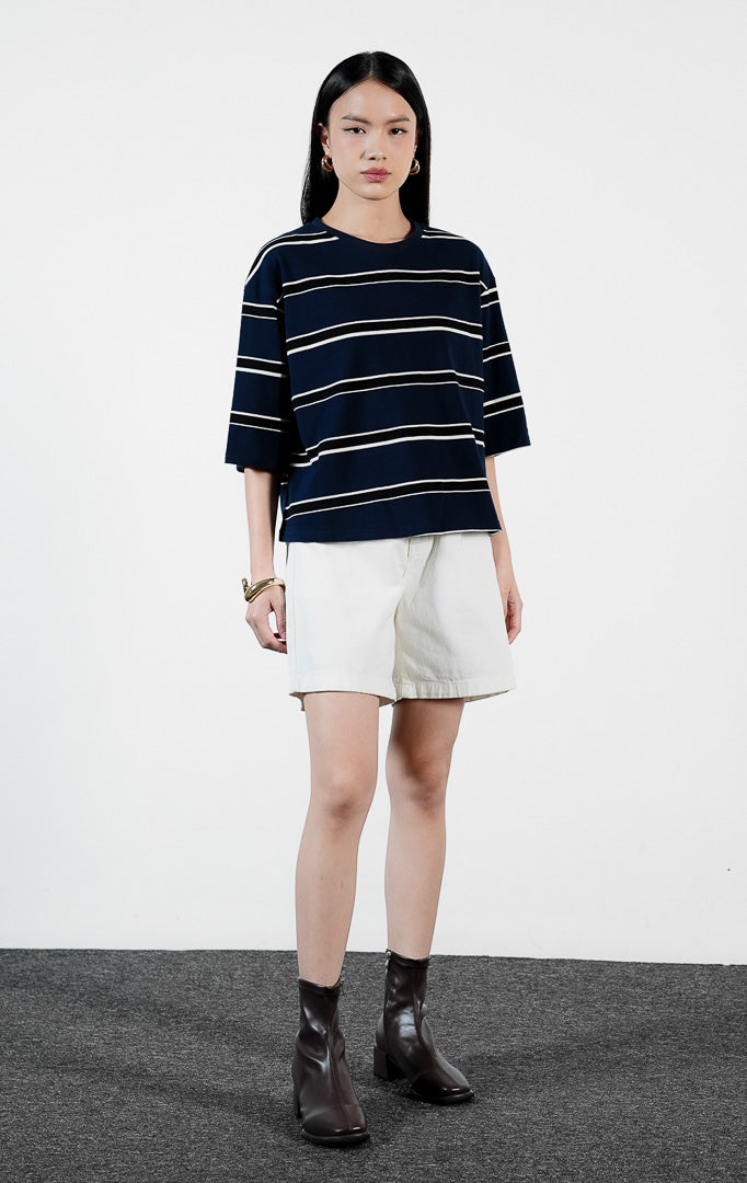 Pakaian wanita model atasan kaos katun lengan pendek motif garis-garis dengan kerah bulat (striped crew-neck cotton top) warna navy Caden Top untuk gaya kasual sehari-hari yang klasik.