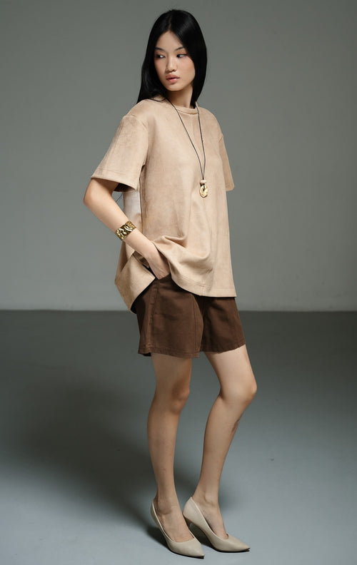 Atasan wanita lengan pendek model oversized warna cokelat (brown oversized suede top) Callidora Top dengan bahan suede yang lembut, tekstur halus, serta potongan longgar untuk kenyamanan harian.