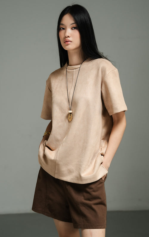 Atasan wanita lengan pendek model oversized warna cokelat (brown oversized suede top) Callidora Top dengan bahan suede yang lembut, tekstur halus, serta potongan longgar untuk kenyamanan harian.
