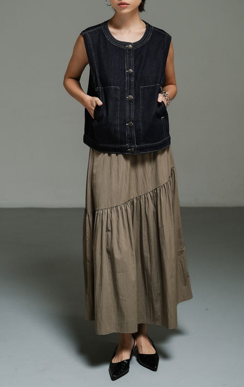 Atasan wanita model vest denim tanpa lengan warna indigo dengan detail saku tempel fungsional (indigo utility patch pocket denim vest) Caroline Vest untuk gaya lapisan kasual yang modern.