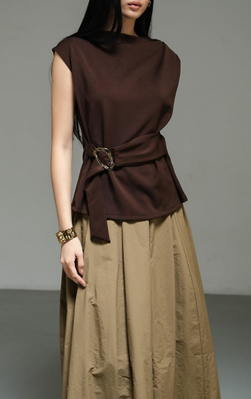 Atasan wanita tanpa lengan warna cokelat tua (dark brown sleeveless draped top) Carpenter Top dengan siluet drapery yang anggun serta bahan campuran katun poliester yang nyaman.