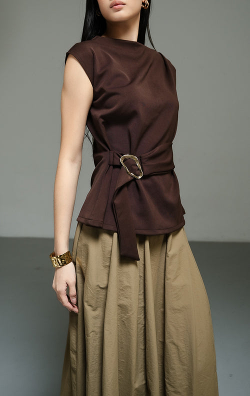 Atasan wanita tanpa lengan warna cokelat tua (dark brown sleeveless draped top) Carpenter Top dengan siluet drapery yang anggun serta bahan campuran katun poliester yang nyaman.