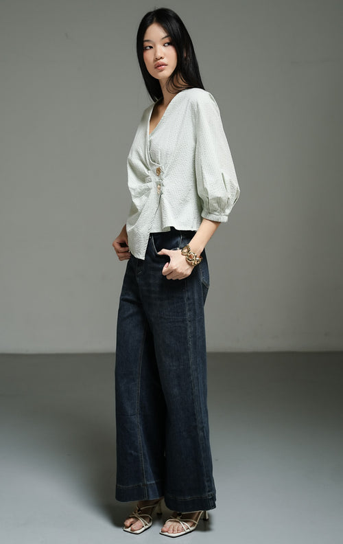 Blus wanita lengan pendek warna hijau muda (light green side-ruched blouse) Castell Top dengan detail kerut di bagian pinggang samping untuk siluet ramping, bahan campuran katun poliester yang halus, serta hiasan kancing dekoratif