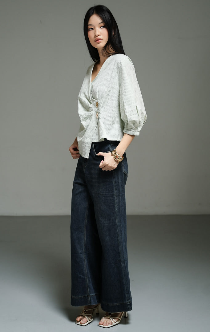 Blus wanita lengan pendek warna hijau muda (light green side-ruched blouse) Castell Top dengan detail kerut di bagian pinggang samping untuk siluet ramping, bahan campuran katun poliester yang halus, serta hiasan kancing dekoratif