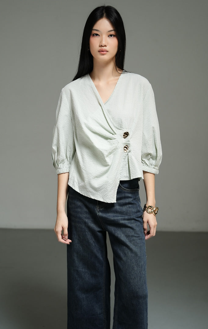 Blus wanita lengan pendek warna hijau muda (light green side-ruched blouse) Castell Top dengan detail kerut di bagian pinggang samping untuk siluet ramping, bahan campuran katun poliester yang halus, serta hiasan kancing dekoratif