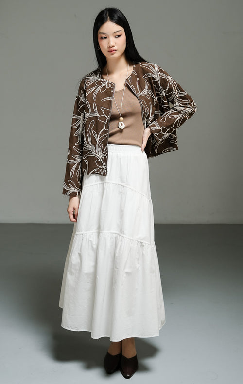 Jaket wanita lengan panjang warna cokelat tua (dark brown embroidered floral jacket) Catharina Jacket dengan detail bordir motif bunga putih yang rumit, bahan katun berpori yang nyaman, serta resleting depan.