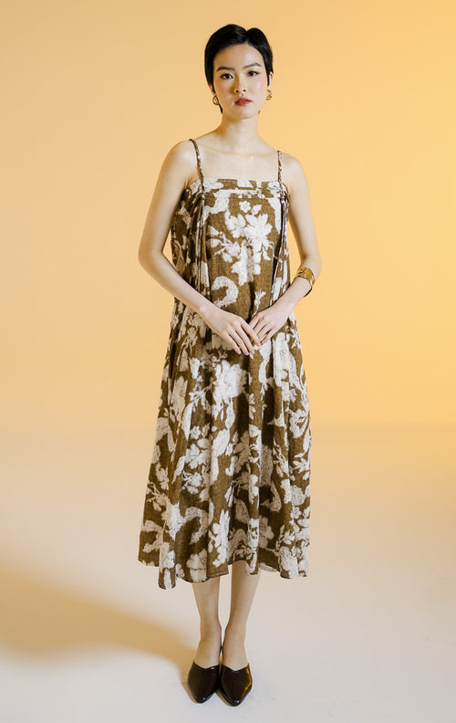 Pakaian wanita model gaun panjang tanpa lengan motif bunga dengan detail tali kepang (braided strap floral maxi dress) warna cokelat tua Chloe Dress untuk gaya anggun nan feminin.