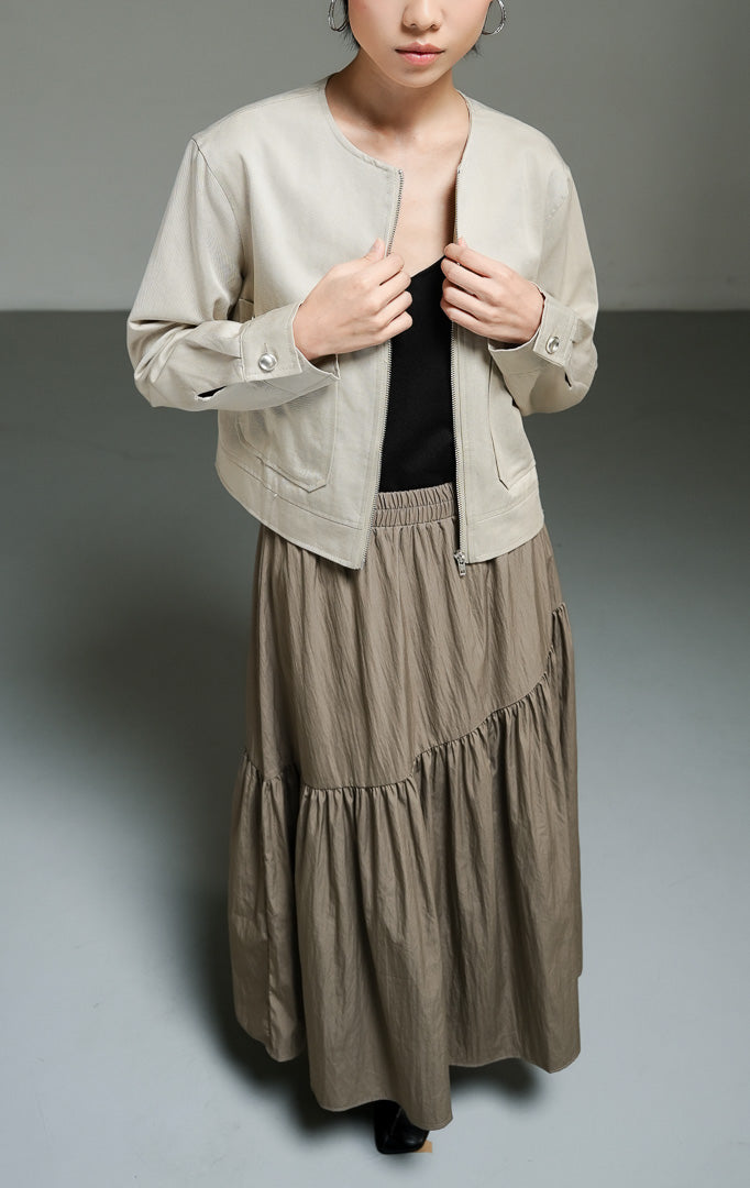 Outerwear wanita model jaket kerah minimalis bahan katun twill warna khaki (khaki collarless cotton twill jacket) Colton Cardigan dengan desain terstruktur, ritsleting depan, serta saku fungsional yang praktis. 