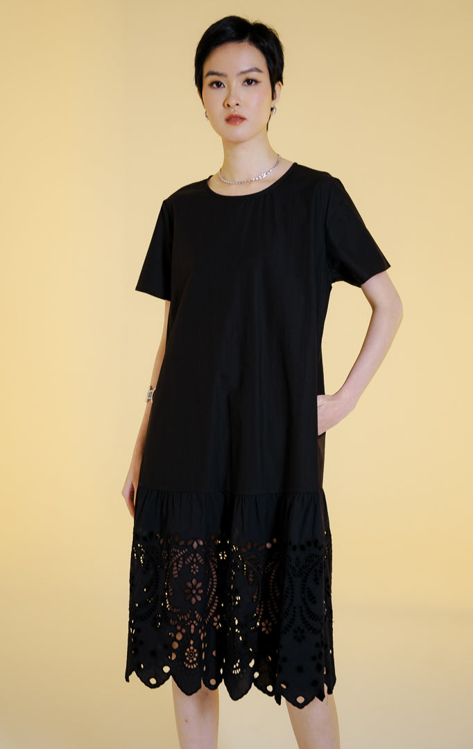 Pakaian wanita model gaun midi lengan pendek dengan detail bordir lubang bunga di bagian bawah (floral eyelet embroidered midi dress) warna hitam Corrine Dress untuk gaya kasual anggun.