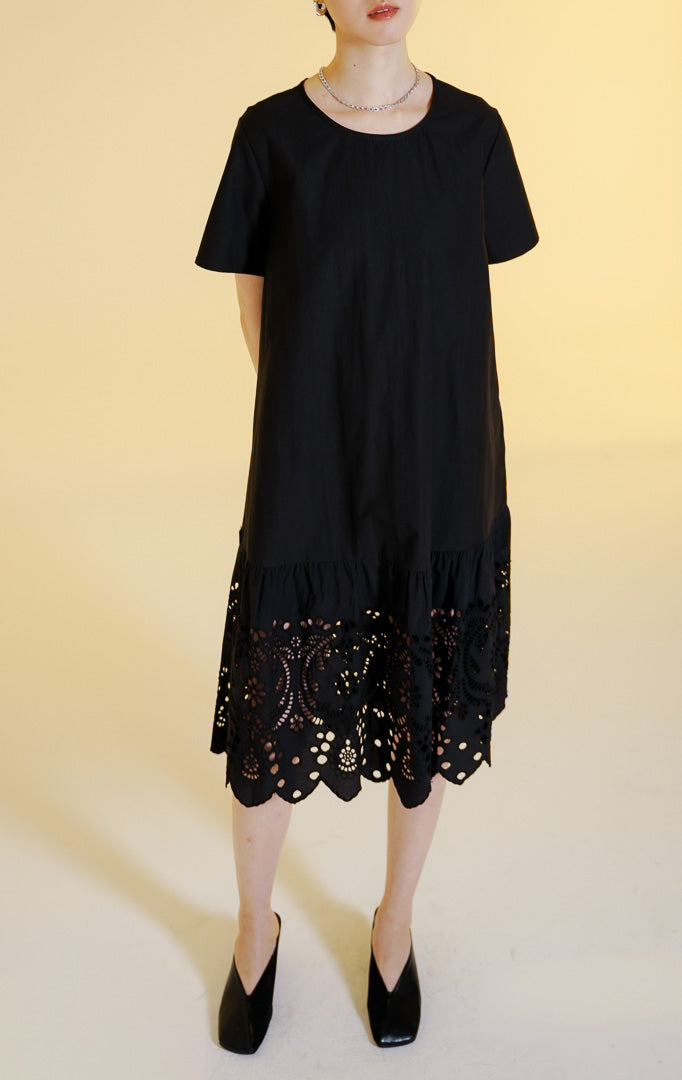 Pakaian wanita model gaun midi lengan pendek dengan detail bordir lubang bunga di bagian bawah (floral eyelet embroidered midi dress) warna hitam Corrine Dress untuk gaya kasual anggun.