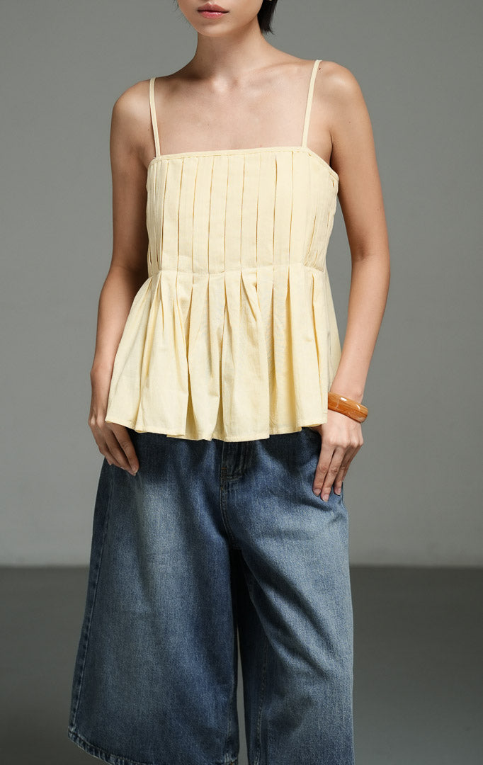 Atasan wanita tanpa lengan model camisole tali spaghetti warna kuning butter (butter yellow square pleated cami top) Dahliane Top dengan detail plisket rapi, kerah persegi, bahan campuran katun linen yang adem, serta panel elastis di bagian belakang. 