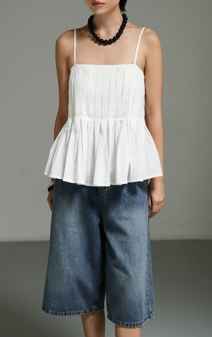 Atasan wanita tanpa lengan model camisole tali spaghetti warna putih (white square pleated cami top) Dahliane Top dengan detail plisket bertekstur, kerah persegi yang anggun, bahan katun linen yang breathable, serta bagian belakang karet yang nyaman. 