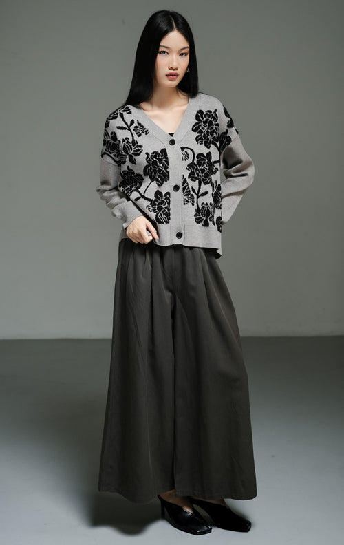 Atasan wanita model cardigan rajut lengan panjang warna abu-abu dengan detail motif bunga jacquard yang rumit (grey jacquard floral pattern cardigan) Delilah Cardigan untuk gaya kasual chic.