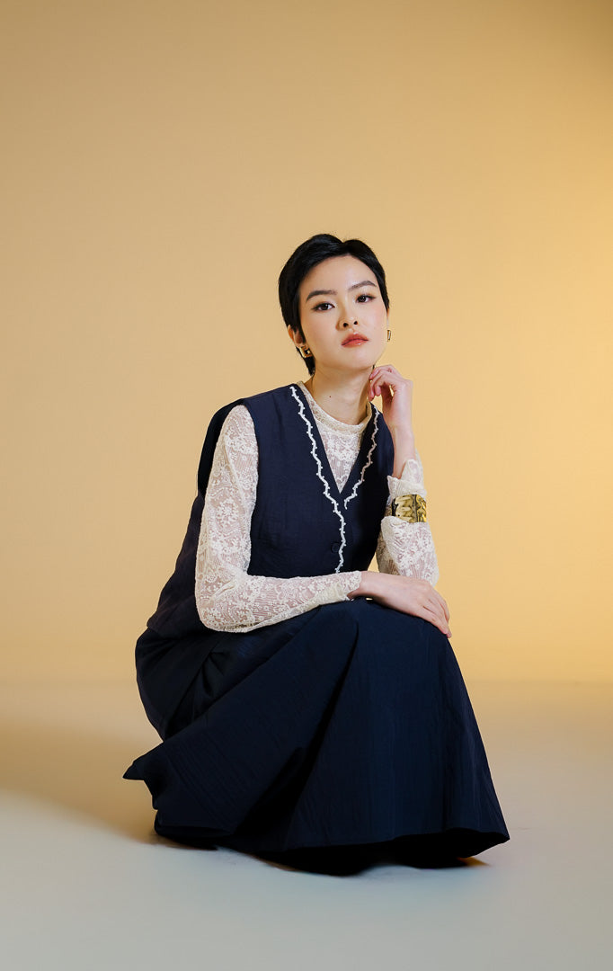 Pakaian rompi wanita tanpa lengan kerah V kancing depan bahan katun berfuring dengan hiasan renda gelombang dan manik-manik (ric-rac trim beaded cotton vest) warna navy Delilah Vest untuk gaya kantor dan kasual anggun. 