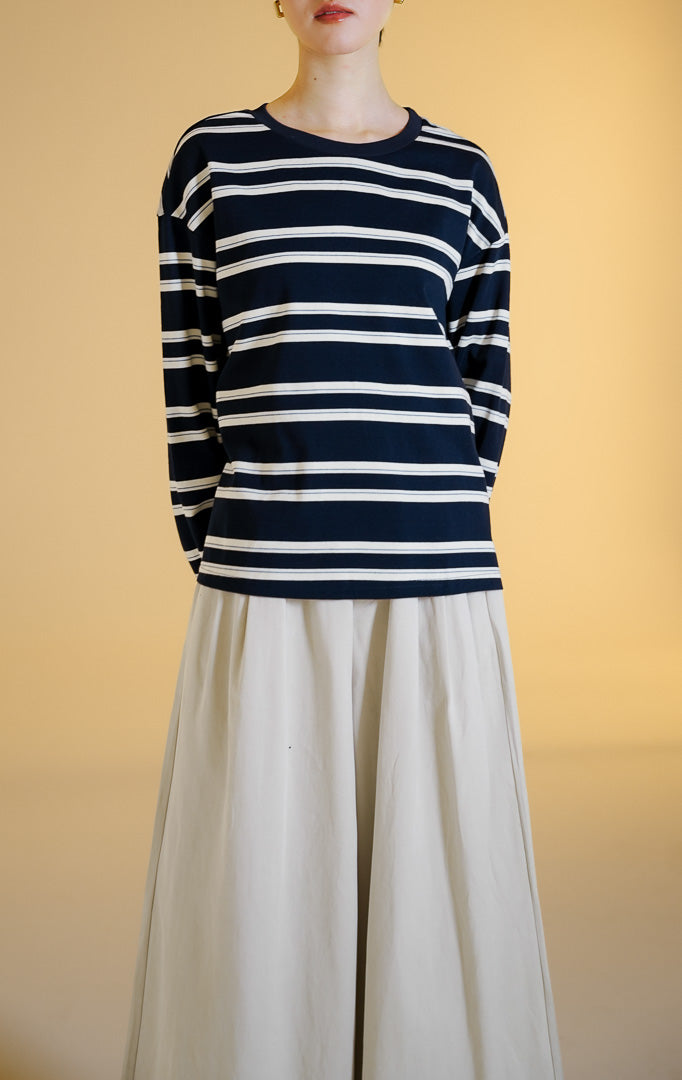Pakaian kasual wanita model sweter lengan panjang bahan jersey berkerah bulat motif garis-garis (striped jersey pullover sweater) warna navy Desira Sweater untuk gaya harian dan kasual anggun. 