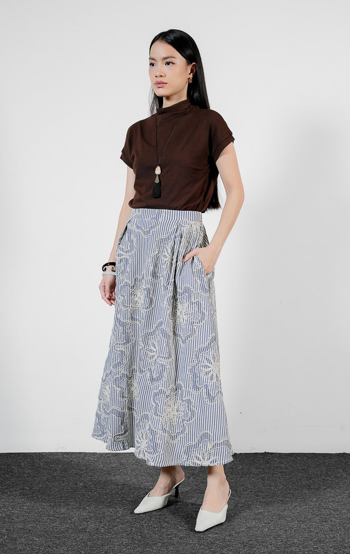 Bawahan wanita model rok panjang maksi motif garis-garis bahan bertekstur warna biru (blue pin-stripe cord maxi skirt) Dorothea Skirt untuk gaya kasual yang rapi dan feminin.