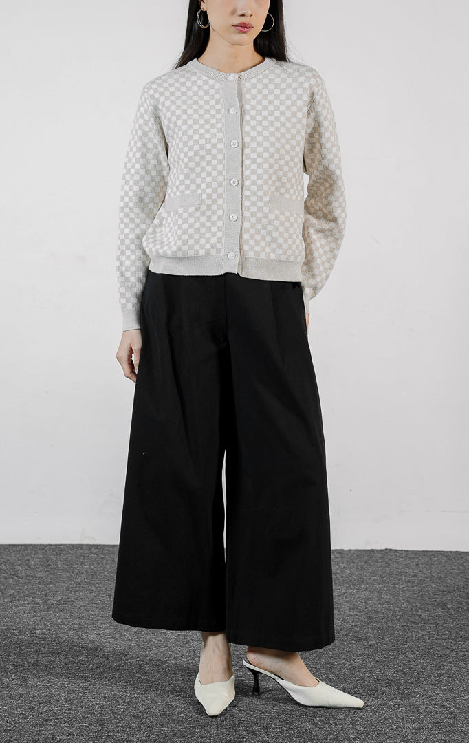Pakaian wanita model cardigan rajut lengan panjang motif kotak-kotak (checkerboard pattern knit cardigan) warna khaki dengan kancing depan dan saku fungsional Duvessa Cardigan untuk gaya kasual yang elegan.