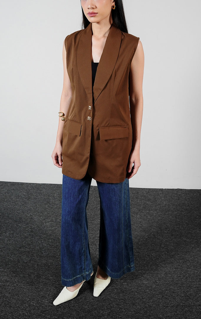 Pakaian wanita model rompi blazer tanpa lengan bahan campuran katun-poliester dengan kerah selendang dan kancing depan warna cokelat tua (dark brown shawl-lapel blazer vest) Edeniu Vest untuk gaya kasual formal yang rapi. 