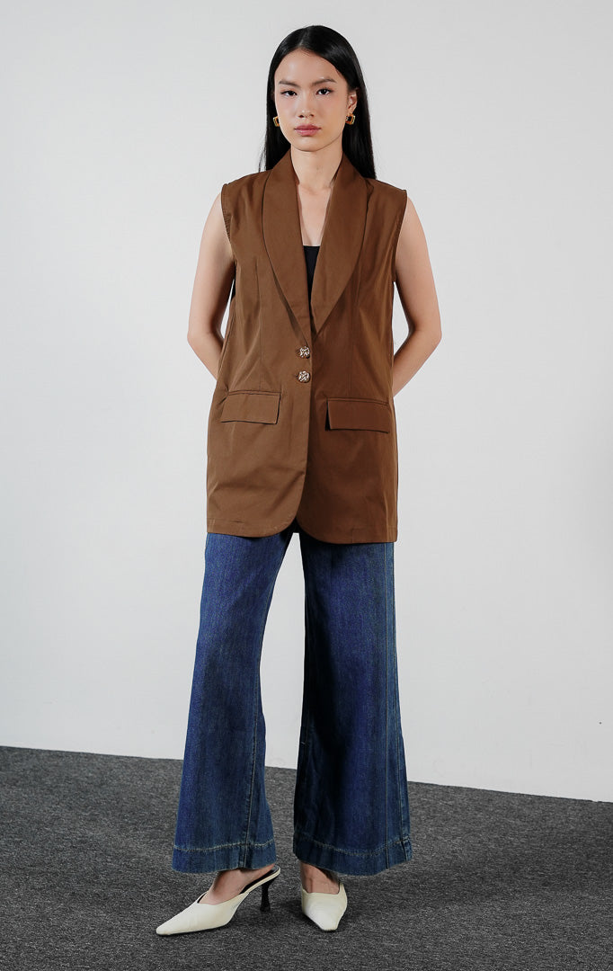 Pakaian wanita model rompi blazer tanpa lengan bahan campuran katun-poliester dengan kerah selendang dan kancing depan warna cokelat tua (dark brown shawl-lapel blazer vest) Edeniu Vest untuk gaya kasual formal yang rapi. 