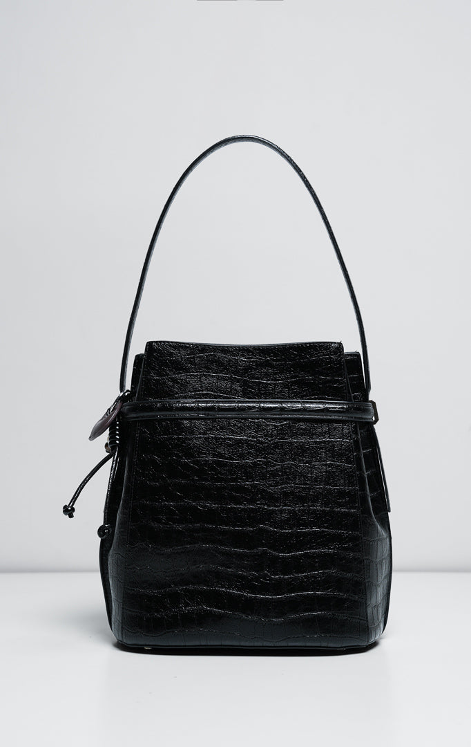 Tas wanita model bucket bag struktural bahan kulit warna hitam (black sculptural bucket bag) Edwardyne Bag dengan detail tali pegangan nyaman dan aksen perangkat keras yang modis. 