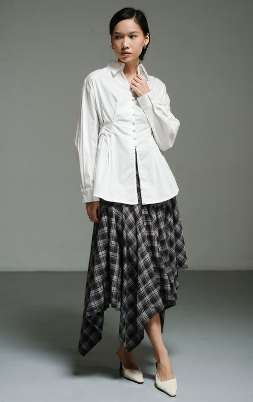 Atasan wanita model kemeja katun lengan panjang warna putih (white corseted waist shirt top) Effie Top dengan detail siluet korset pada bagian pinggang yang membentuk lekuk tubuh proporsional. 