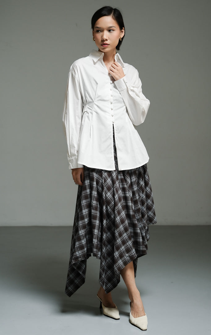 Atasan wanita model kemeja katun lengan panjang warna putih (white corseted waist shirt top) Effie Top dengan detail siluet korset pada bagian pinggang yang membentuk lekuk tubuh proporsional. 