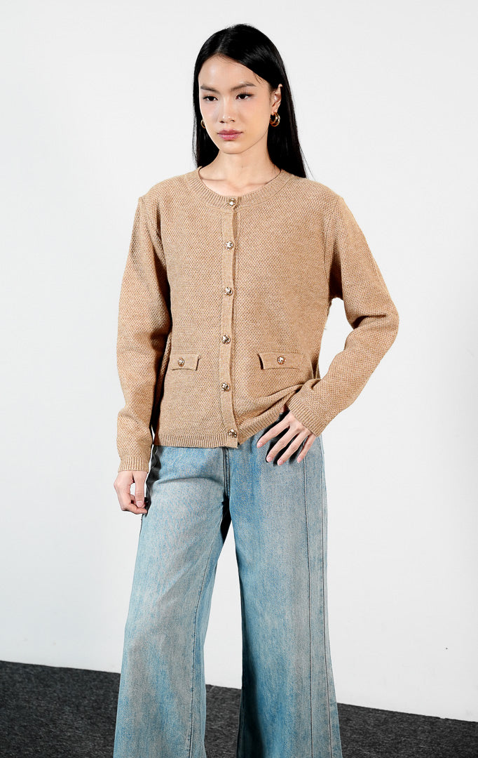Atasan wanita model cardigan rajut lengan panjang bahan katun warna khaki dengan tekstur hiasan dan saku dekoratif (khaki ornate textured knit cardigan) Elaris Cardigan untuk gaya kasual harian yang elegan.