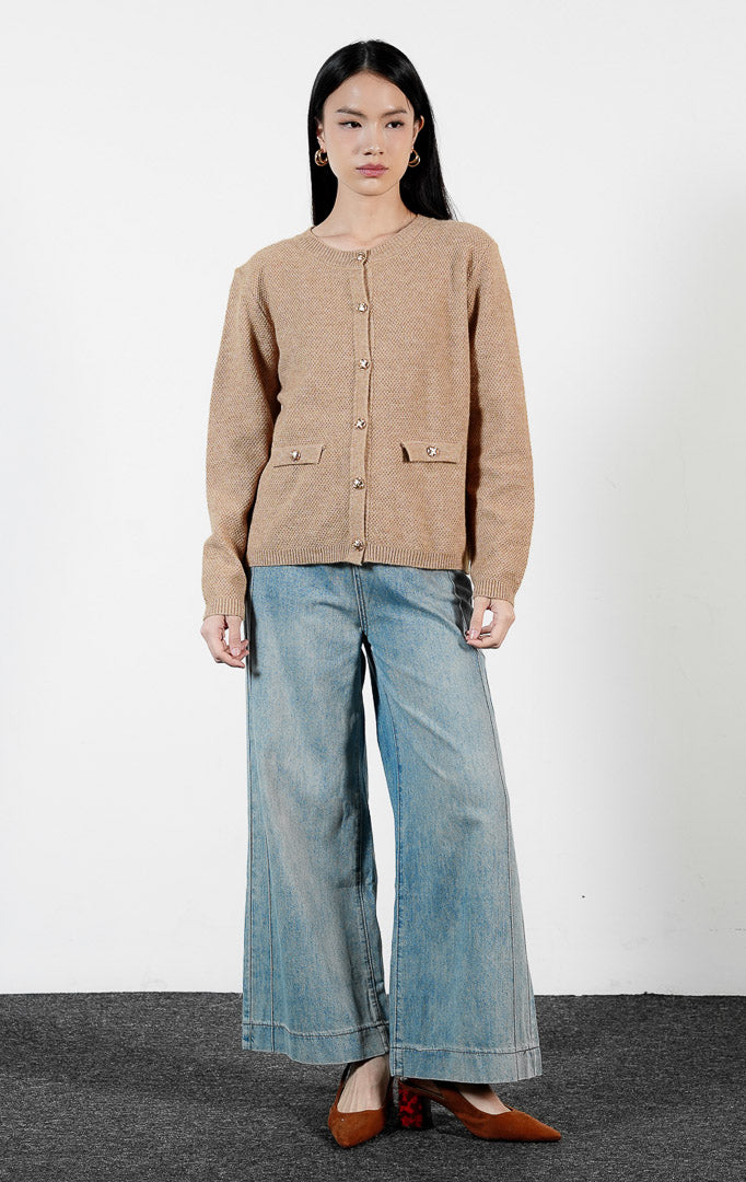 Atasan wanita model cardigan rajut lengan panjang bahan katun warna khaki dengan tekstur hiasan dan saku dekoratif (khaki ornate textured knit cardigan) Elaris Cardigan untuk gaya kasual harian yang elegan.