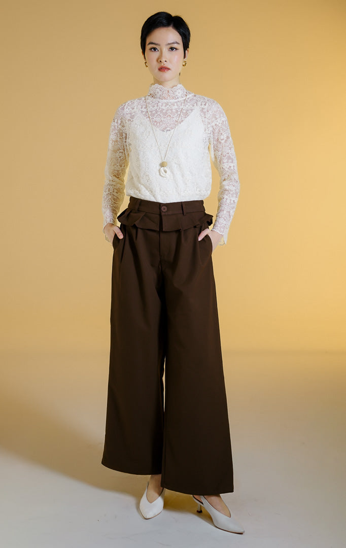 Pakaian bawahan wanita model celana panjang bahan katun twill terstruktur dengan aksen rempel peplum di pinggang (peplum flap cotton twill pants) warna cokelat tua Estella Pants untuk gaya kantor dan kasual anggun. 
