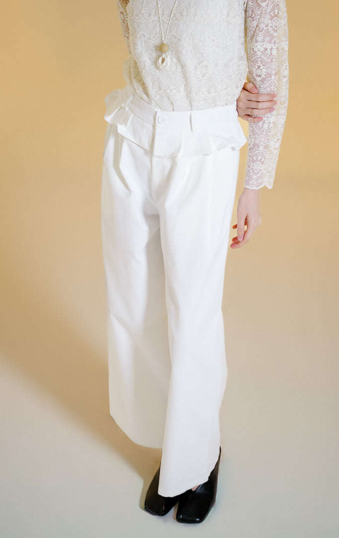Pakaian bawahan wanita model celana panjang bahan katun twill terstruktur dengan aksen rempel peplum di pinggang (peplum flap cotton twill pants) warna putih Estella Pants untuk gaya kantor dan kasual anggun. 