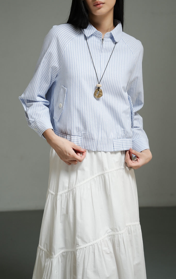 Outerwear wanita model jaket harrington ritsleting motif garis warna biru (blue striped zip-up harrington jacket) Franzetta Jacket dengan bahan katun-linen ringan serta saku fungsional bergaya kasual. 