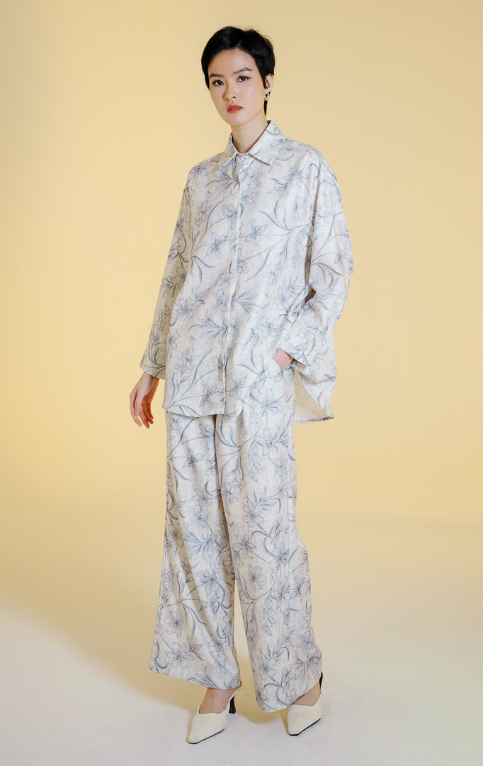 Pakaian wanita model kemeja lengan panjang berkerah dengan kancing depan motif bunga (floral printed long sleeve shirt) warna abu-abu muda Fresla Top untuk gaya kantor dan kasual anggun.