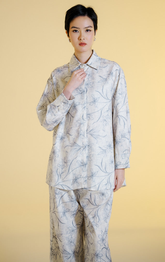 Pakaian wanita model kemeja lengan panjang berkerah dengan kancing depan motif bunga (floral printed long sleeve shirt) warna abu-abu muda Fresla Top untuk gaya kantor dan kasual anggun.
