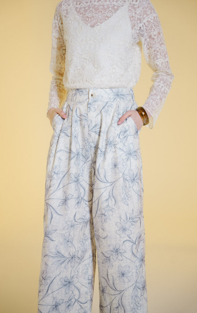 Pakaian wanita model celana kulot lebar bahan campuran katun-poliester motif bunga (floral printed wide leg pants) warna abu-abu muda Fresla Pants untuk gaya kantor dan kasual anggun.