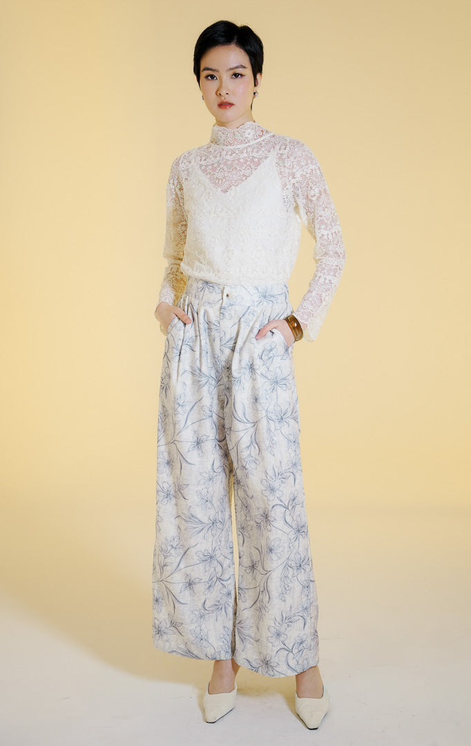 Pakaian wanita model celana kulot lebar bahan campuran katun-poliester motif bunga (floral printed wide leg pants) warna abu-abu muda Fresla Pants untuk gaya kantor dan kasual anggun.