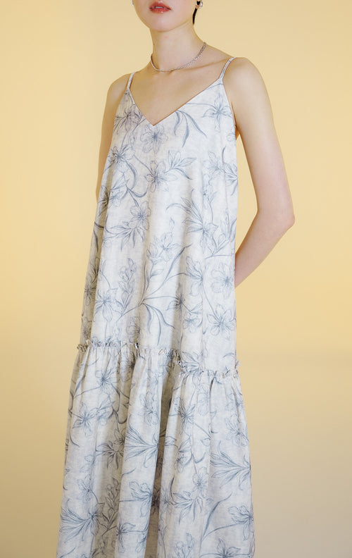 Pakaian wanita model gaun midi tali spageti motif bunga dengan detail kerutan ruffle seam (ruffle seam floral midi dress) warna abu-abu muda Fresla Dress untuk gaya kasual dan liburan. 