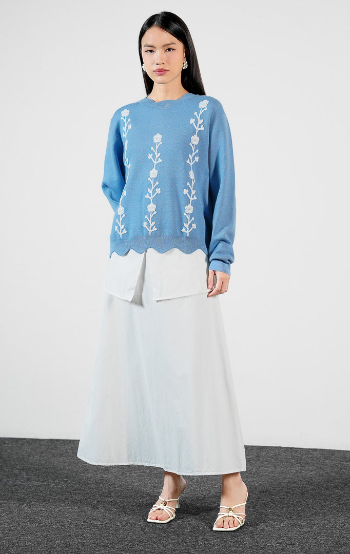 Atasan wanita model sweater rajut lengan panjang warna biru dengan detail hiasan bunga rajut dan potongan bawah bergelombang (blue crochet flower scallop knit sweater) Galina Sweater untuk gaya feminin harian.