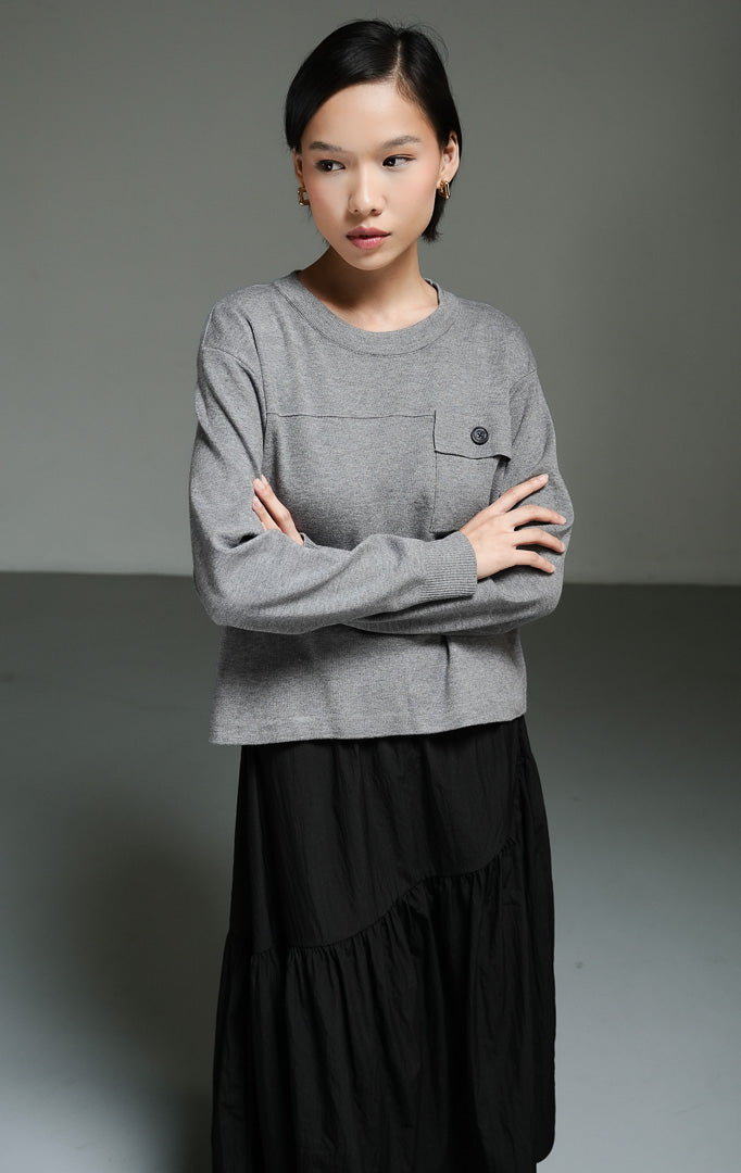 Atasan wanita model sweater rajut lengan panjang warna abu-abu (grey utility knit sweater) Gannon Sweater dengan detail panel yoke dan saku penutup yang memberikan sentuhan utilitas modern.