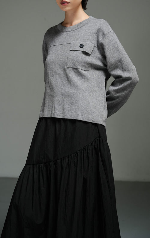 Atasan wanita model sweater rajut lengan panjang warna abu-abu (grey utility knit sweater) Gannon Sweater dengan detail panel yoke dan saku penutup yang memberikan sentuhan utilitas modern.