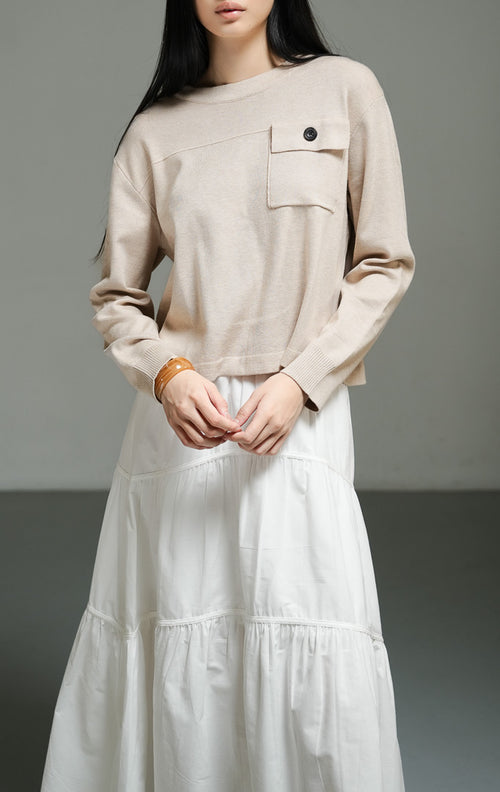 Atasan wanita model sweater rajut lengan panjang warna khaki (khaki utility knit sweater) Gannon Sweater dengan detail panel yoke dan saku penutup yang memberikan sentuhan utilitas modern.