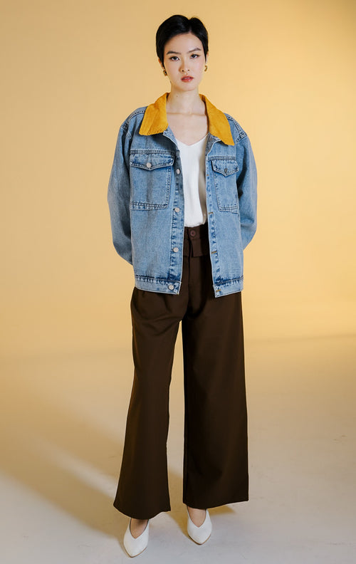 Pakaian luaran wanita model jaket jeans trucker dengan detail kerah korduroi warna cokelat muda (corduroy collar denim jacket) Graveyard Jacket untuk gaya kasual modern. 