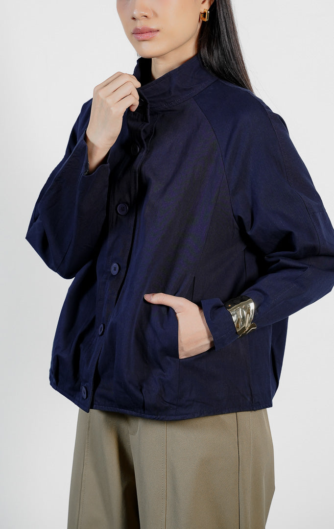 Pakaian wanita model outer jaket katun twill lengan panjang kerah tinggi warna biru dongker (navy funnel collar cotton twill outer) Hanne Outer untuk gaya kasual yang elegan. 