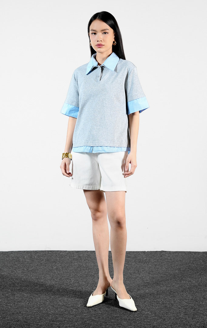 Pakaian wanita model atasan kaos polo lengan pendek katun dengan detail lapisan dalam kontras (layered short-sleeve polo shirt) warna abu-abu Harriet Top untuk gaya kasual modern. 